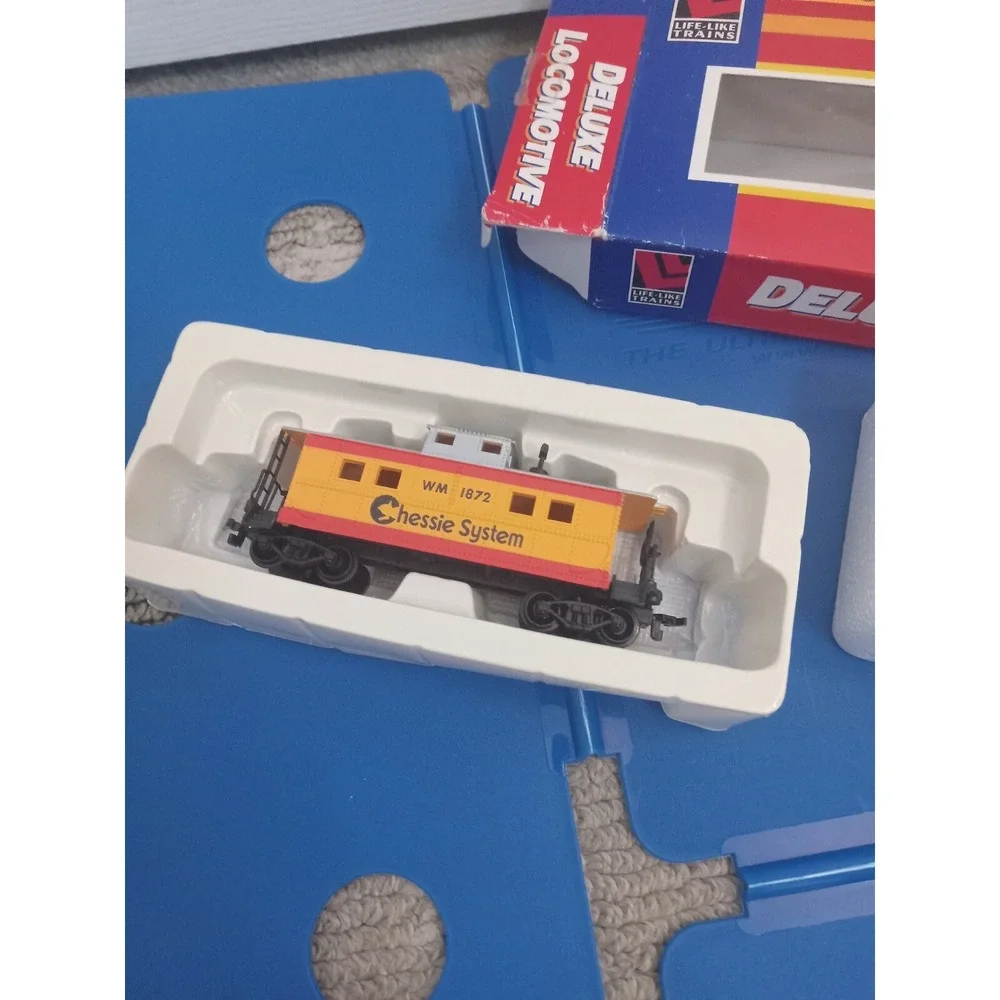 LIFELIKE‎ #8663  B&O CHESSIE SYSTEM Locomotive & Caboose #4810 w Box  HO
